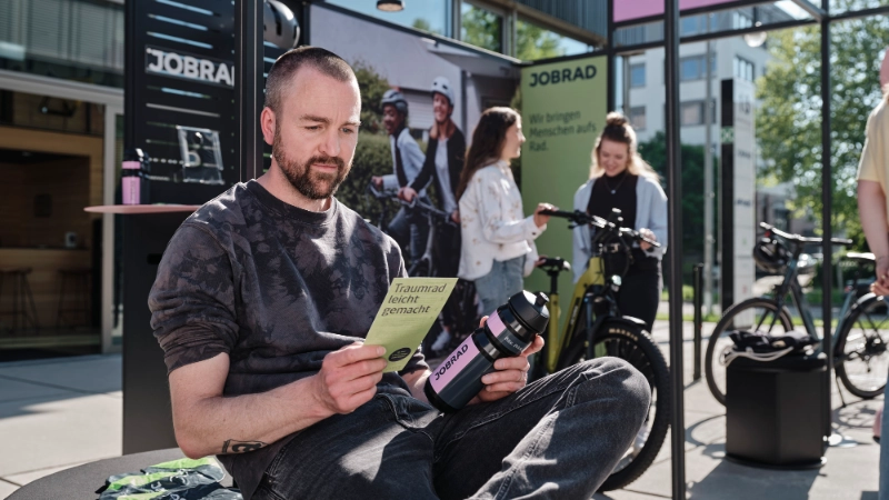 Jobradler schaut sich JobRad-Unterlagen genau an Jobradler schaut sich JobRad-Unterlagen genau an