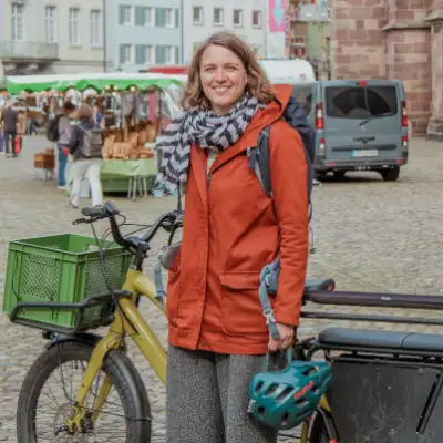 Eva Jerger von der Erzdiözese mit ihrem Lastenrad vor dem Freiburger Münster Eva Jerger von der Erzdiözese mit ihrem Lastenrad vor dem Freiburger Münster