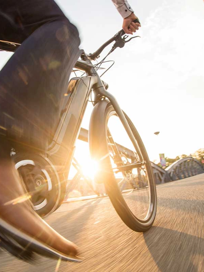 Ein Radfahrer auf dem Fahrrad fährt bei Sonnenuntergang