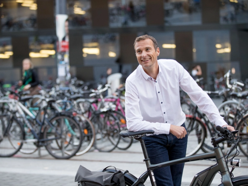 Arbeitgeber lehnt am Rad Arbeitgeber lehnt am Rad