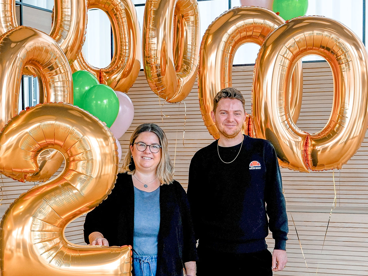 Mitarbeitende von JobRad feiern mit Luftballons die 2 Millionen JobRäder