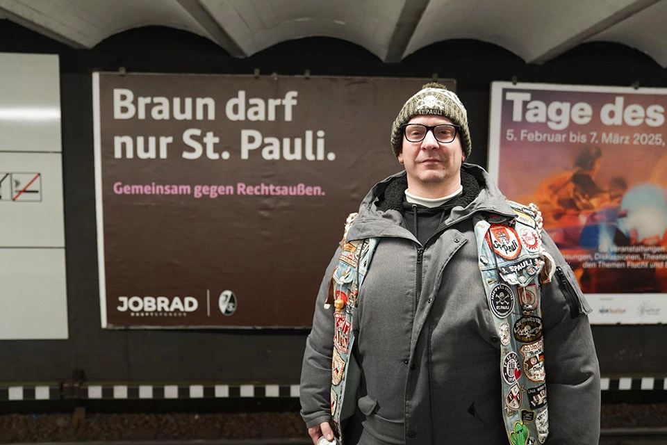 St. Pauli Fan vor Plakat "Braun darf nur St. Pauli" in U-Bahn Station St. Pauli Fan vor Plakat "Braun darf nur St. Pauli" in U-Bahn Station